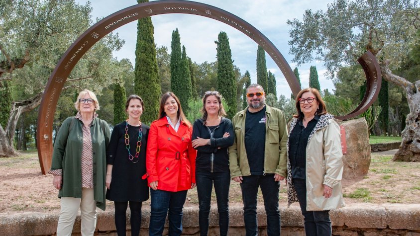 Fotografia de les autoritats amb la nova escultura