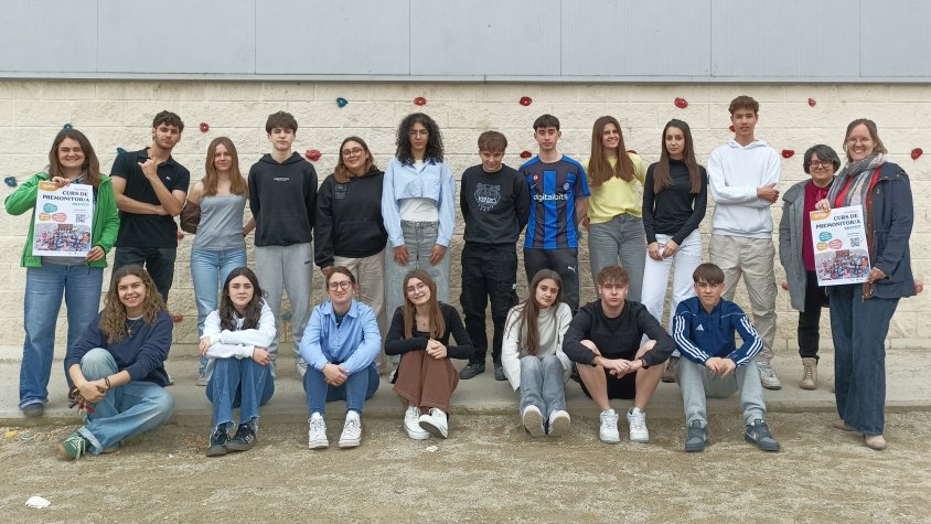 La regidora Alba Castellana amb els joves que formen part del curs de premonitoratge