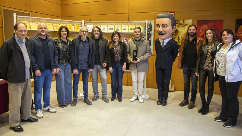 El guanyador, amb el trofeu, dissabte a la nit amb les autoritats i el nou capgròs dedicat a Valeri Serra