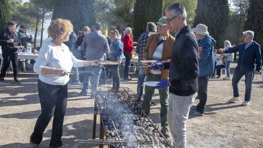 Membres de l'entitat preparant l'esmorzar popular