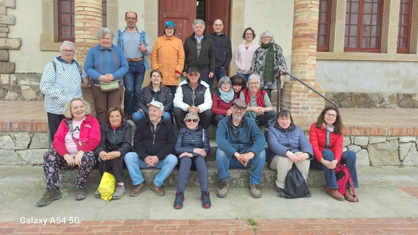 Foto de grup davant de l'edifici de les escoles de Montornès