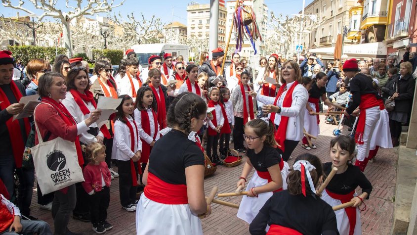 Caramelles i balls populars davant de l'església del Carme