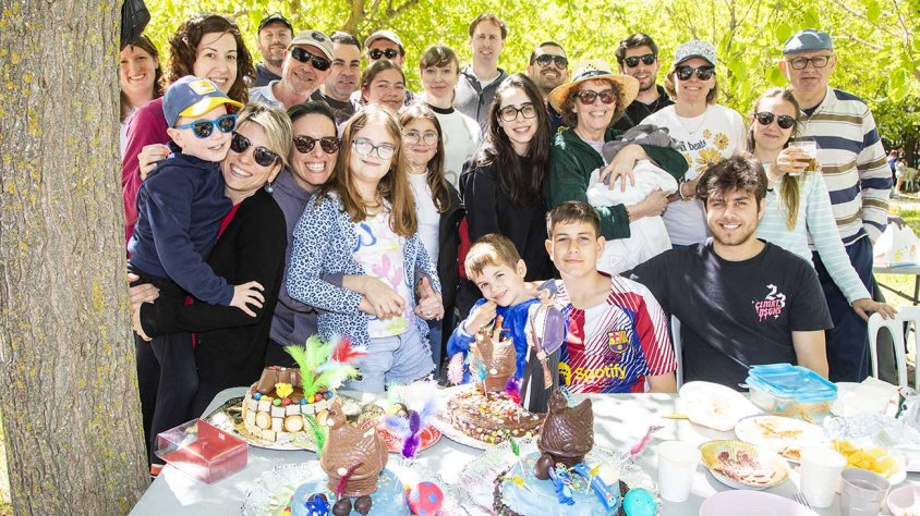 Un grup d'amics de l'Urgell i el Pla d'Urgell, entre altres indrets, celebrant la mona al càmping