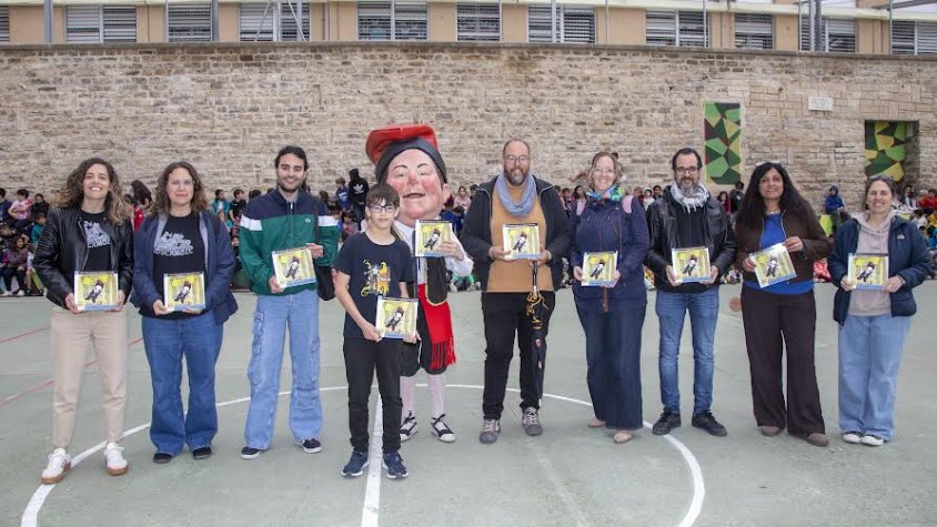 Entrega del premi al guanyador del concurs de relats