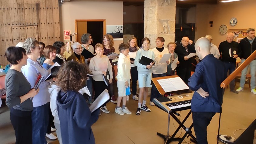 Cantaires preparant el concert de dissabte