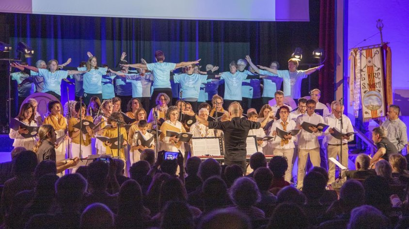 Un moment del concert amb l'actuació de les dones de Fem salut, fem vida