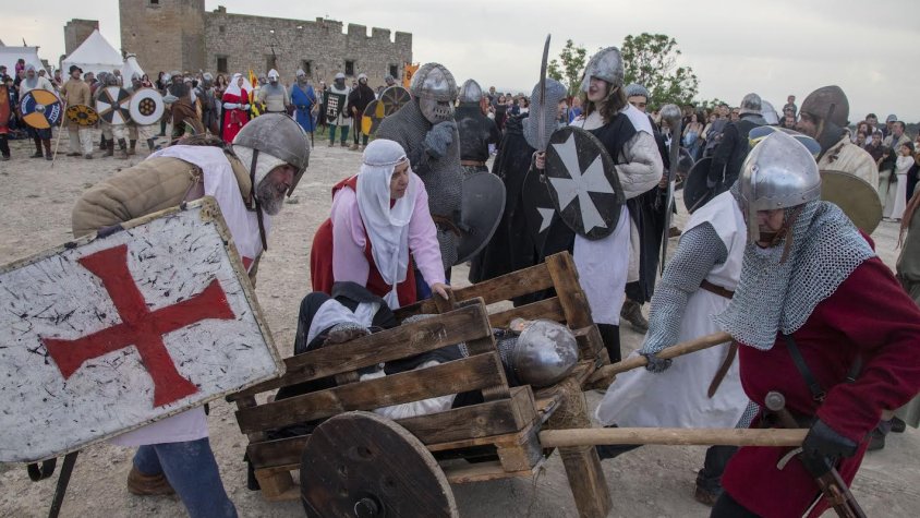 Retirada de víctimes mortals després de la batalla del setge al castell