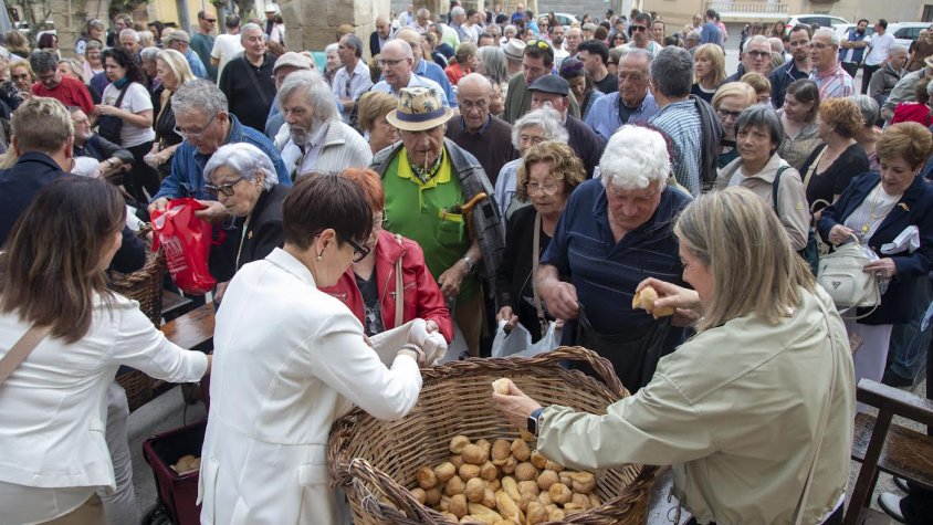 Els pans van ser repartits per representants del consistori i els prohoms