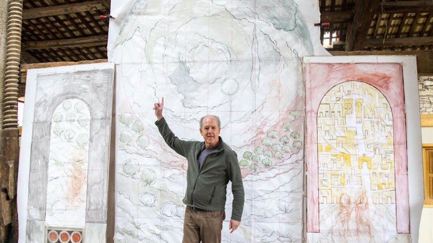 Josep Minguell mostrant l’esbós final de la seva proposta