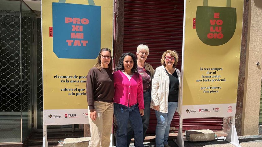 La regidora de Promoció Econòmica, Núria Robert, i tècniques de l'àrea als nous plafons del carrer de Santa Anna