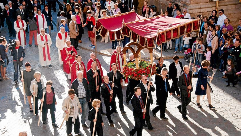 Les Santes Espines entrant a la parroquial de Santa Maria de l'Alba, el 13 de maig de 2012