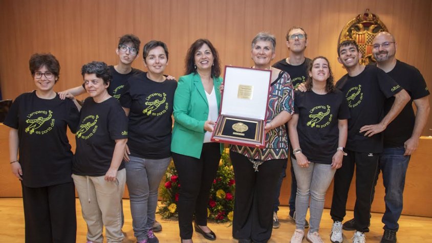 L'alcaldessa, Alba Pijuan, ha fet entrega de l'escut de la ciutat als protagonistes del pregó