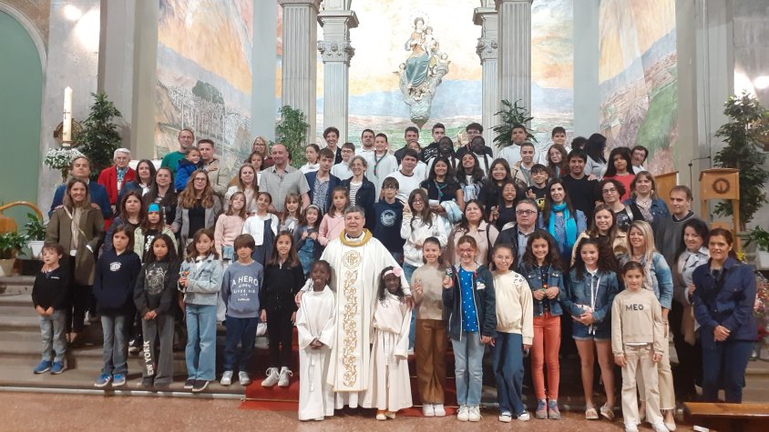 Grups de catequesi i familiars a la missa de la Novena de les Santes Espines i Verge de l'Alba