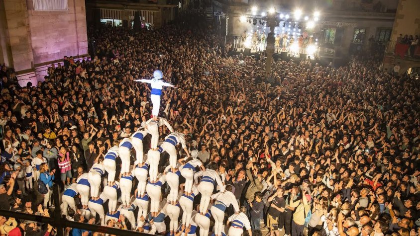 La plaça Major, plena de gom a gom amb la Nit del Tararot