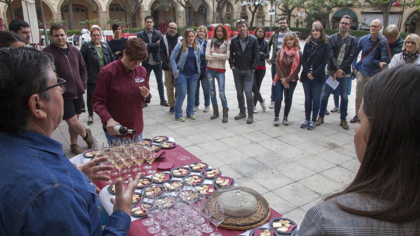 La ruta enologicocultural va penjar el cartell de complet amb més de trenta participants. A la foto, a la plaça del Mercadal