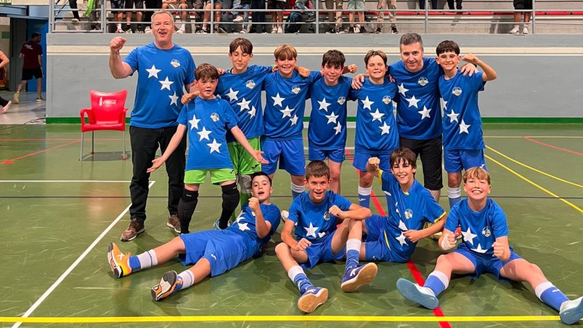 L'equip celebrant la victòria