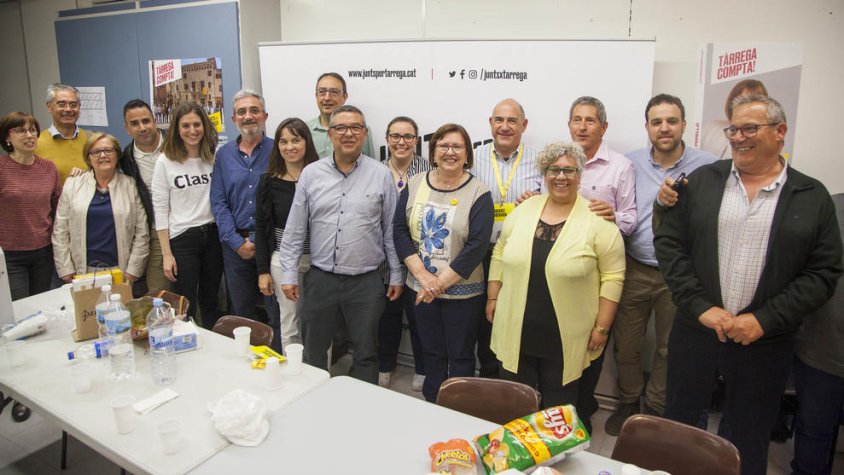 L’actual alcaldessa, amb part de la candidatura de Junts per Tàrrega a la seu del partit