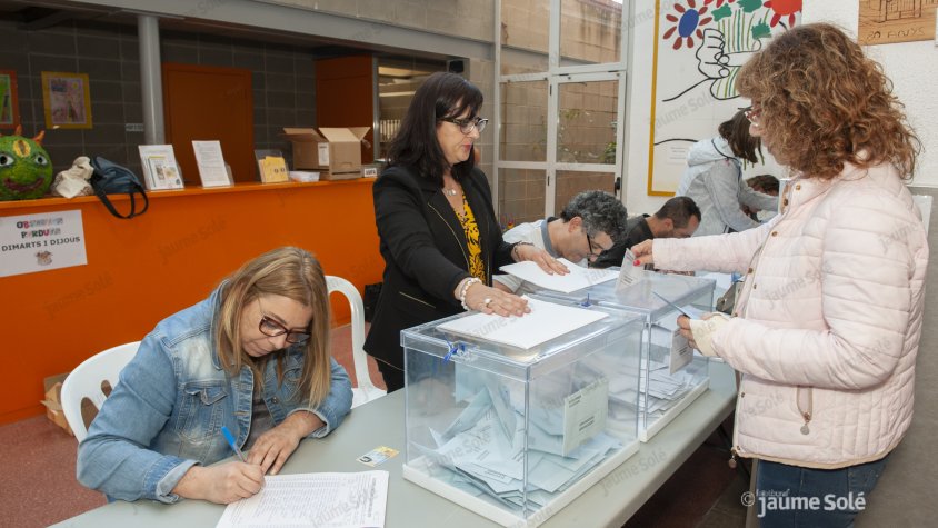 Una votant en una mesa de Tàrrega, on es poden apreciar les dues urnes