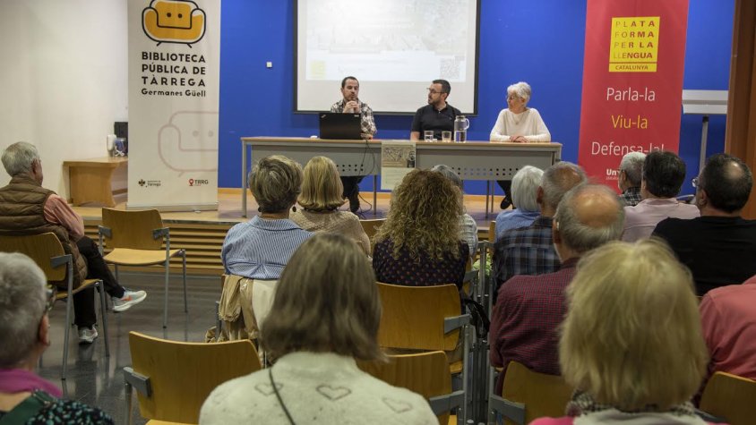 L'acte va reunir una trentena de persones a la biblioteca