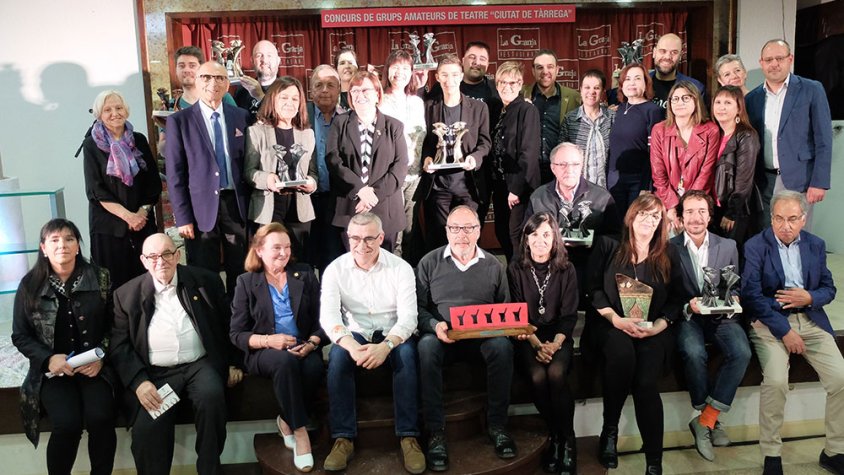 Fotografia de família dels guardonats amb les autoritats