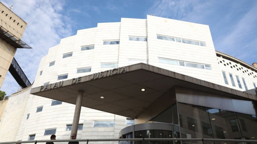 Vista de l'entrada de l'Audiència