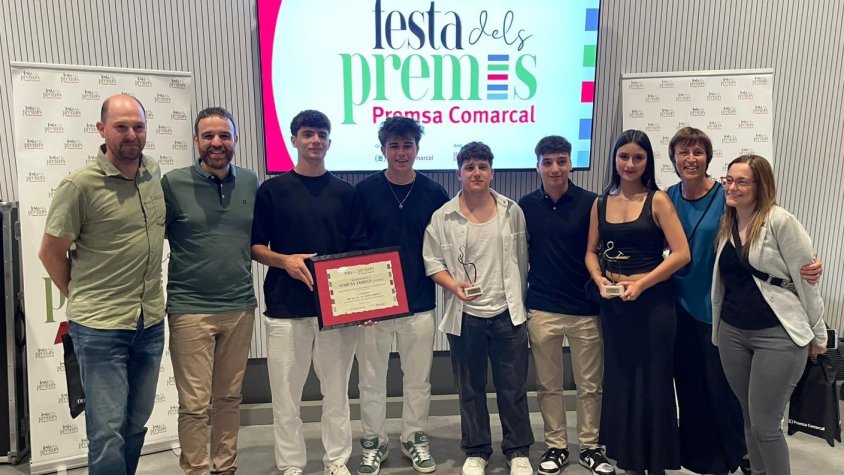 Alumnat guanyador i finalista amb docents i representants de les entitats escollides