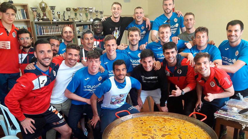 Els jugadors de la UE Tàrrega van celebrar el final de la temporada amb una paella