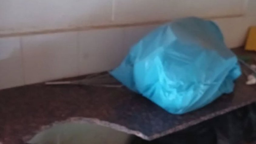 Destrosses en una placa de cocció de marbre i escombraries tirades