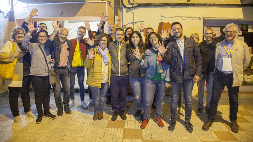 Membres d'ERC-MES celebrant diumenge els 5 edils, rècord històric a Tàrrega, davant la seua seu