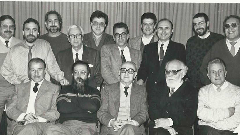 Foto d'arxiu d'una trobada de col·laboradors de 'Nova Tàrrega', segon per l'esquerra assegut