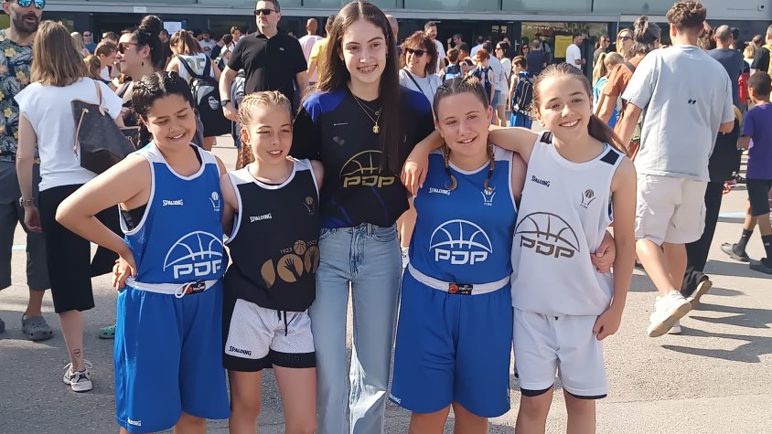 Minis amb l'entrenadora a la trobada final del programa PDP