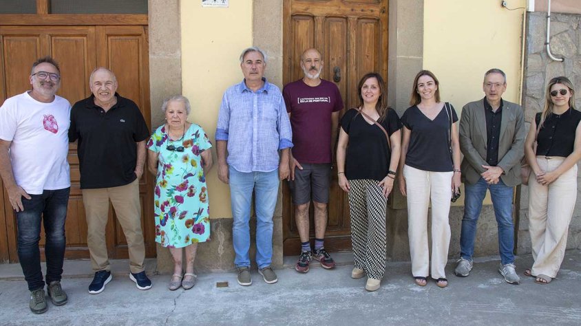 Tres dels cinc nebots de l'homenatjat amb els alcaldes de Tornabous i Anglesola, entre altres autoritats