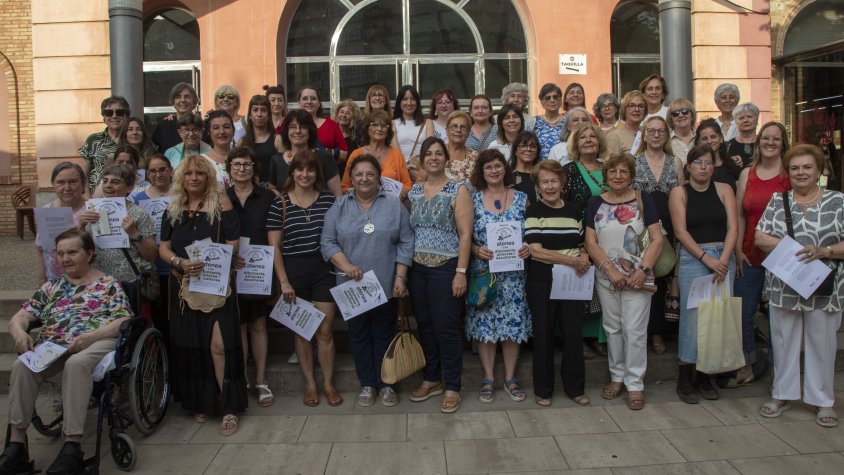 Foto de grup de les homenatjades, autoritats i organitzadores