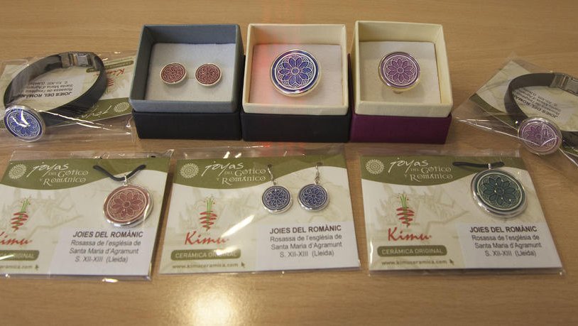 Imatge d'algunes de les joies que reprodueixen la rosassa principal de l'església de Santa Maria