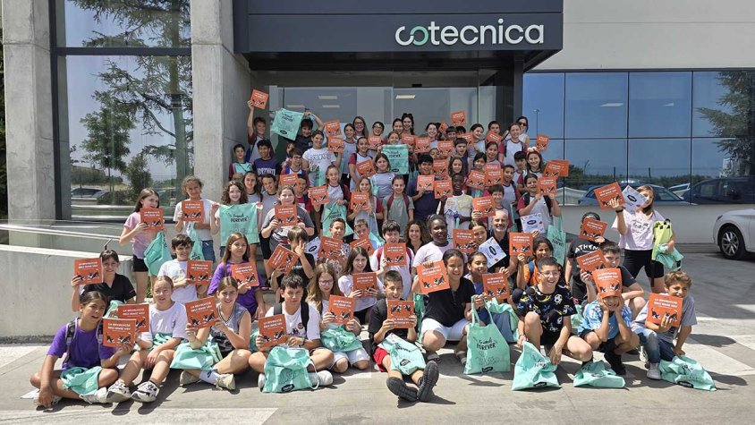 Trobada presencial entre les dues escoles locals i connexions en línia amb la resta