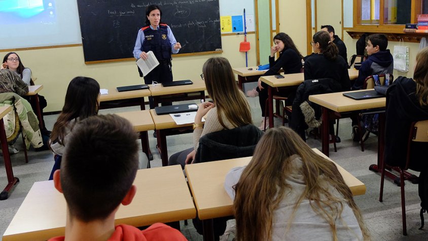 L'agent Encarna durant el Taller Share que va oferir a alumnes del Col·legi Sant Josep