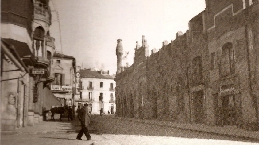 A la dreta, l'original façana modernista de l'edifici que acollia les instal·lacions de La Alianza, al carrer Poniente, (avui avinguda de Catalunya)