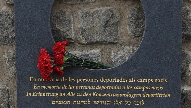Imatge de la placa en record dels catalans que van morir als camps de concentració nazis