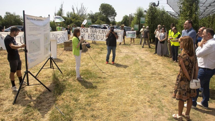 La plataforma Pobles Vius va mostrar davant de Paneque a Castellserà el rebuig a les plantes de biogàs