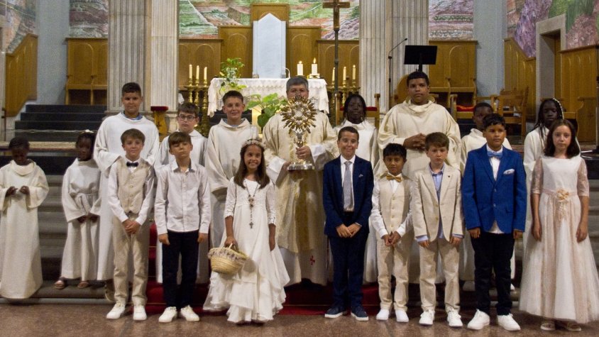 Foto dels infants de primera comunió i escolans en la festa del Corpus