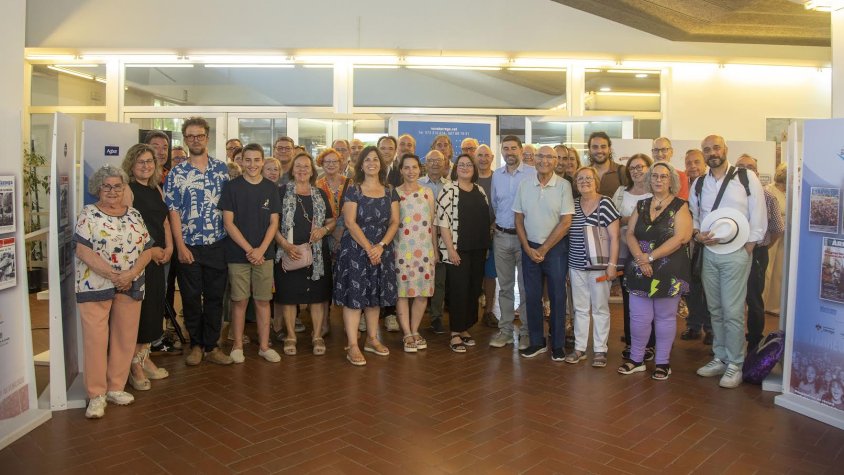Foto de grup dels assistents a la inauguració de l'exposició