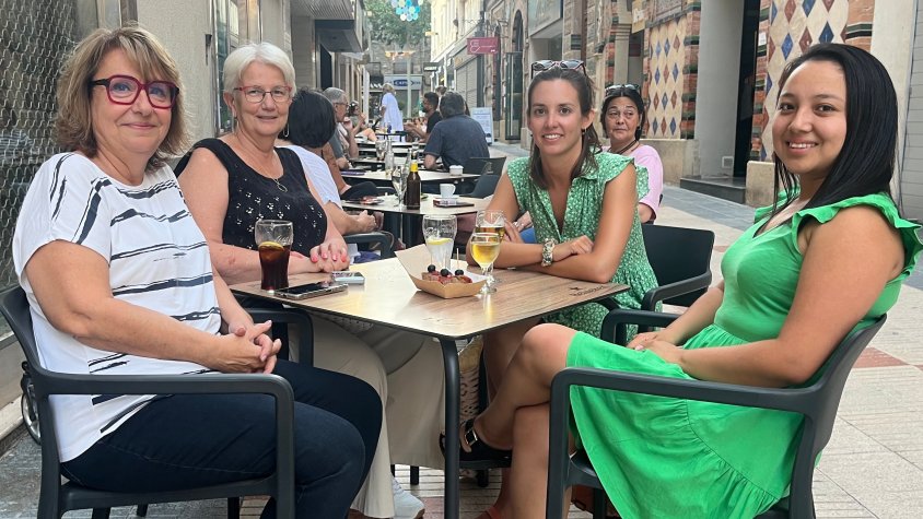 La regidora de Promoció Econòmica i Turisme, Núria Robert, (a l'esquerra) amb tècniques de l'àrea gaudint del 'Tapeja per Tàrrega'