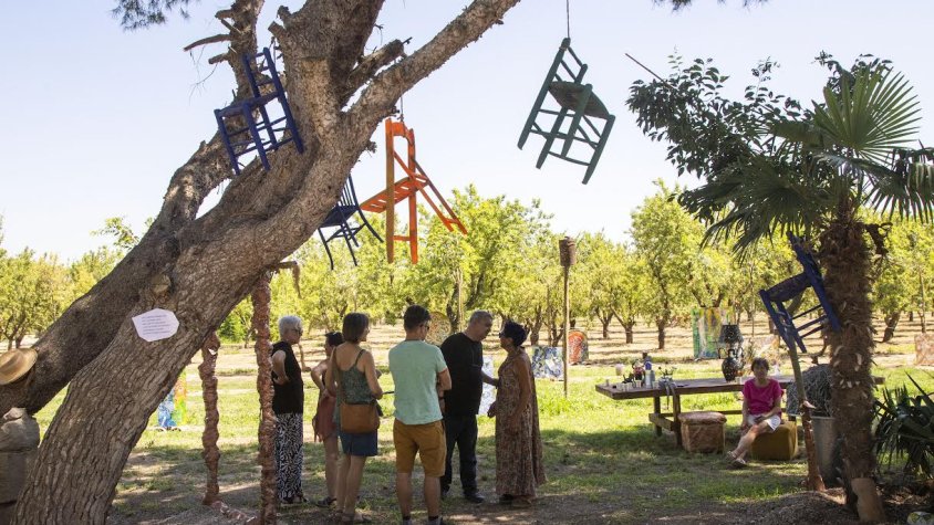 Àngels Folguera mostra algunes de les seues cadires