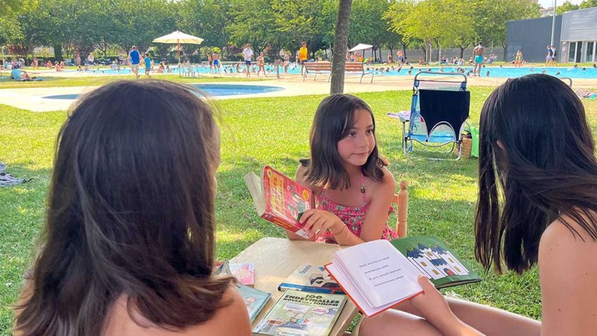 Les primeres usuàries del servei de bibliopiscines a Tàrrega