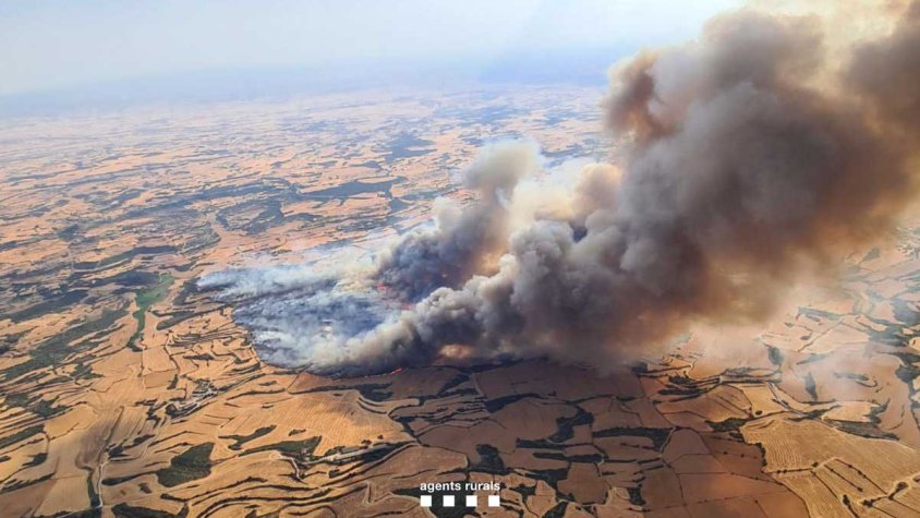 Imatge aèria de l'incendi de Torrefeta i Florejacs, que afecta més de 1.800 hectàrees