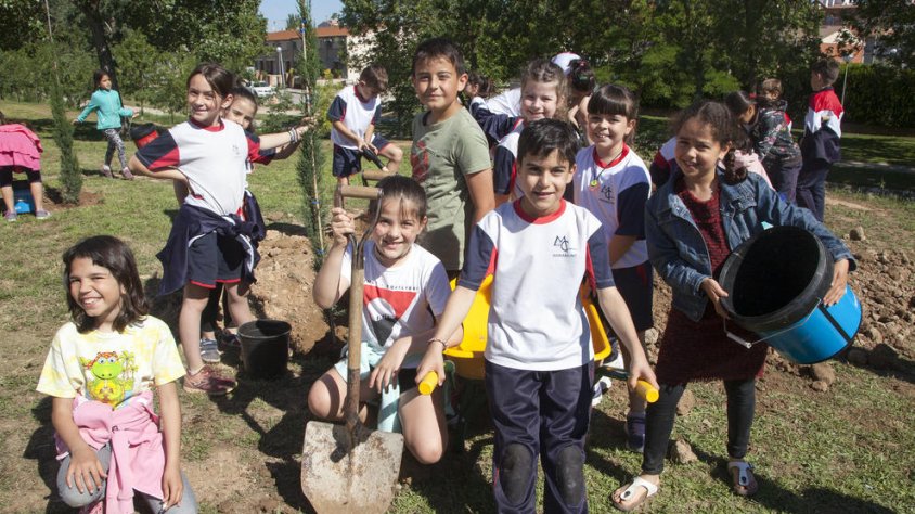 Alguns dels escolars d'Agramunt que ahir van participar en una plantació d'arbres