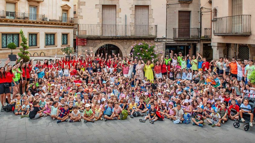 La tradicional foto de família dels infants i joves dels casals d'estiu a la plaça Major