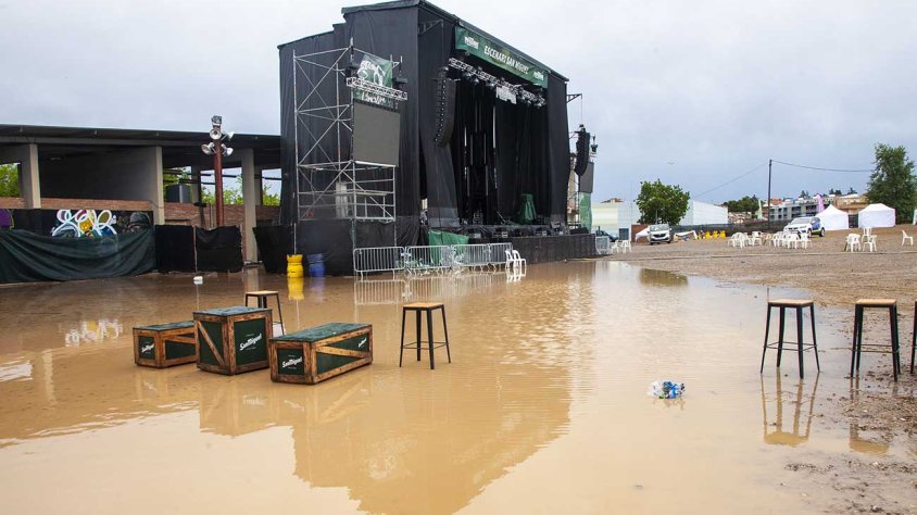 Aigua acumulada ahir a la tarda al costat de l’escenari principal