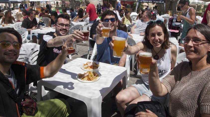 Visitants de la fira brindant amb cervesa