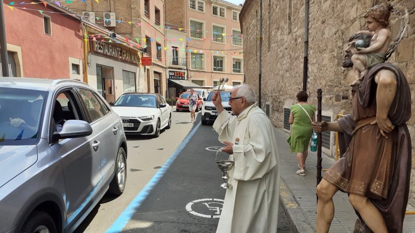 El P. Manel Bonilla en la benedicció de vehicles per Sant Cristòfol 2025